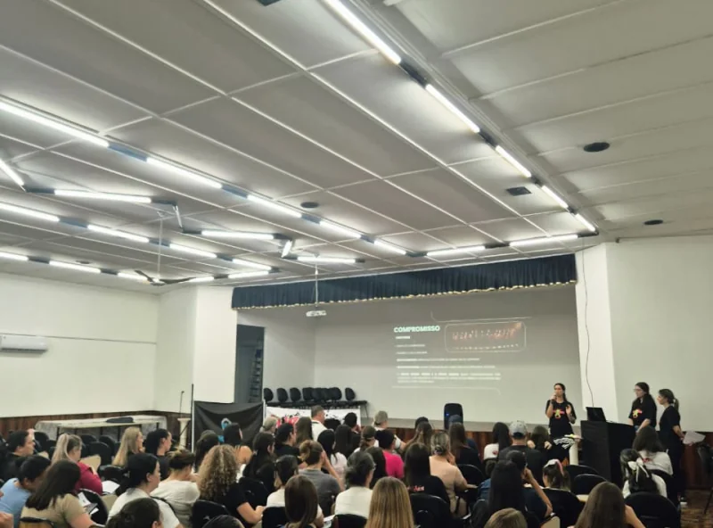 Pura Arte e Instituto Phoenix apresentam projeto de dança em reunião com famílias no auditório do Celso Ramos